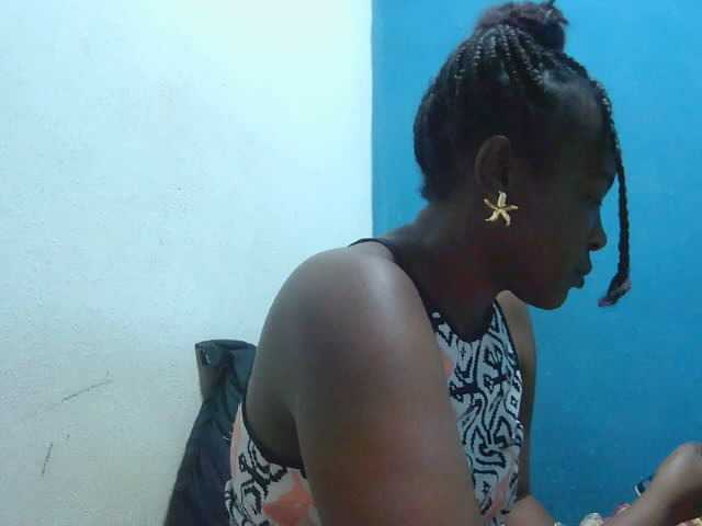 Tinah2 live cam on BongaCams