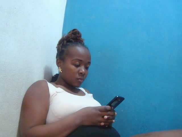 Tinah2 live cam on BongaCams