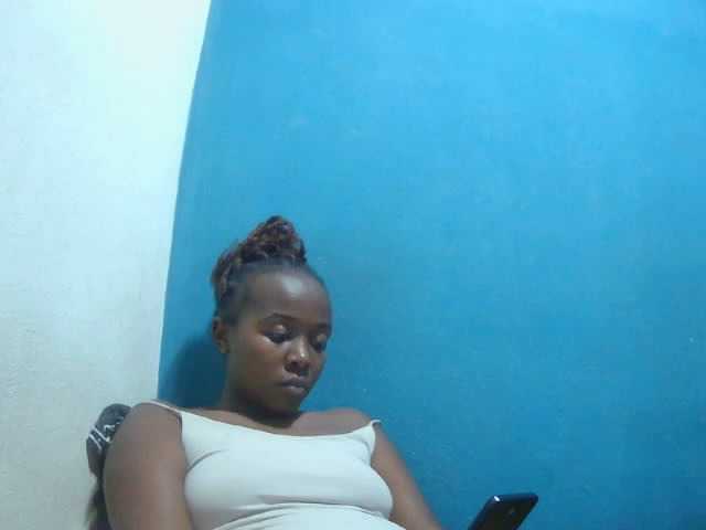 Tinah2 live cam on BongaCams