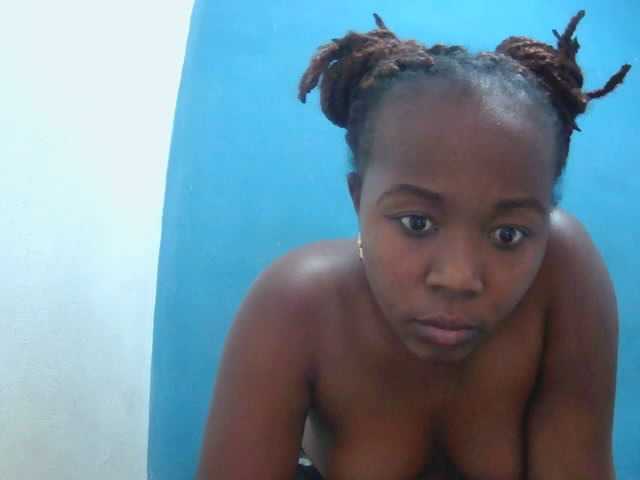 Tinah2 live cam on BongaCams