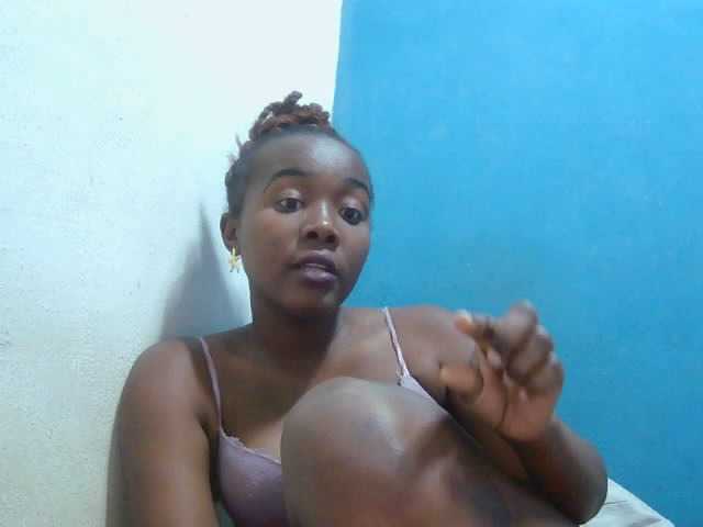 Tinah2 live cam on BongaCams