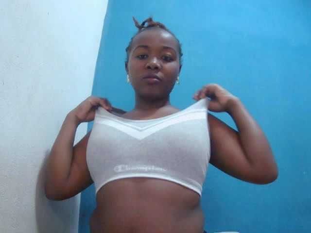 Tinah2 live cam on BongaCams