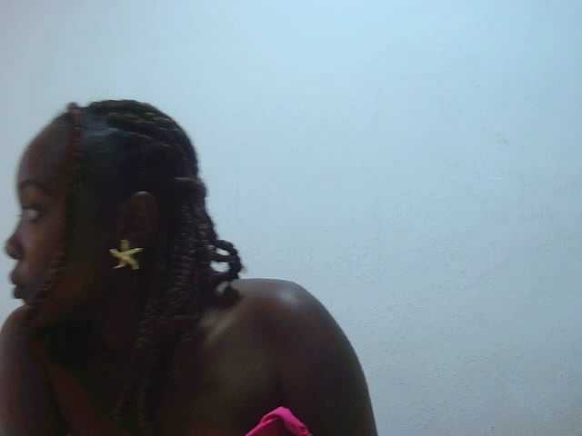 Tinah2 live cam on BongaCams