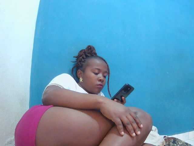 Tinah2 live cam on BongaCams