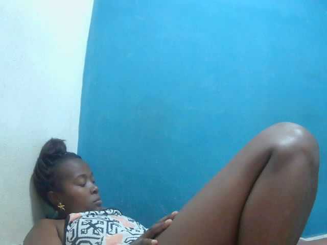 Tinah2 live cam on BongaCams