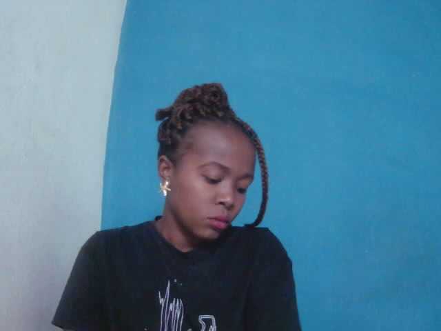 Tinah2 live cam on BongaCams