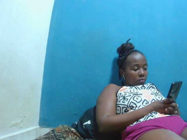 Tinah2 live cam on BongaCams