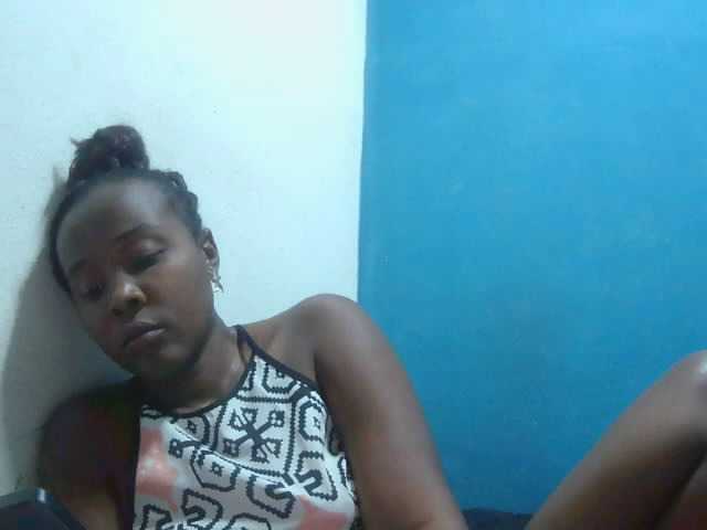 Tinah2 live cam on BongaCams