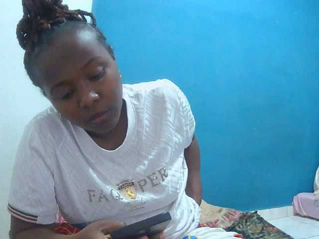 Tinah2 live cam on BongaCams