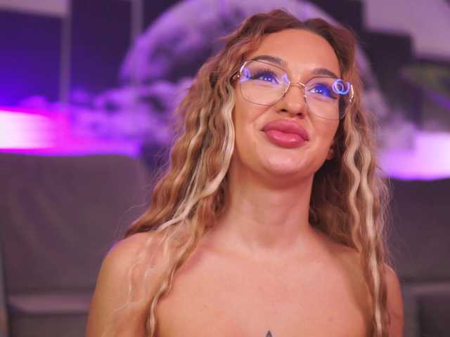 AlmaLux live cam on BongaCams