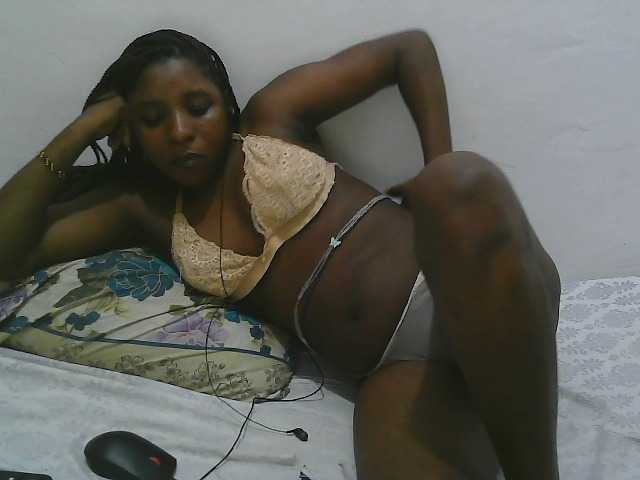 le modèle Hadijah est en webcam porno dans un show sur le site bongacams, il possède les tags suivants: Ebony,Brunette,Hairy
