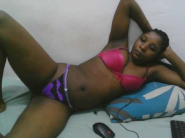 Hadijah live cam on BongaCams