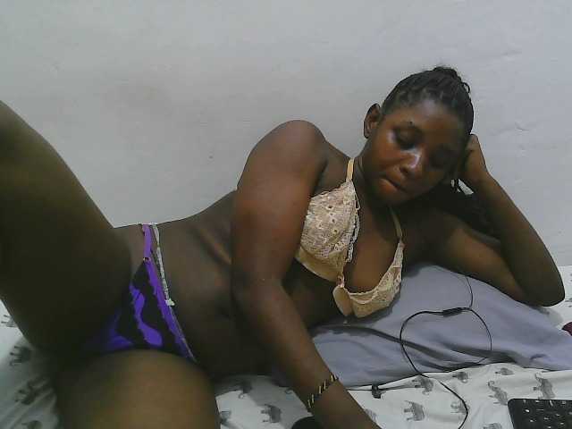 Hadijah webcam bongacams model stream image