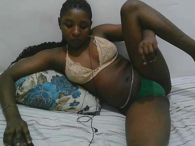 Hadijah live cam on BongaCams