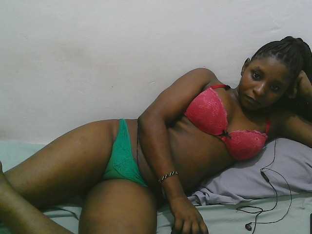 Hadijah live cam on BongaCams