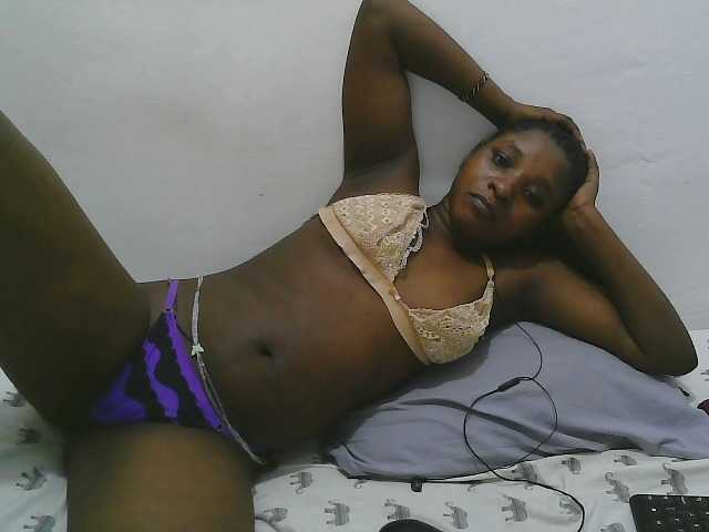 Hadijah live cam on BongaCams