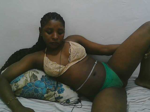 Hadijah live cam on BongaCams