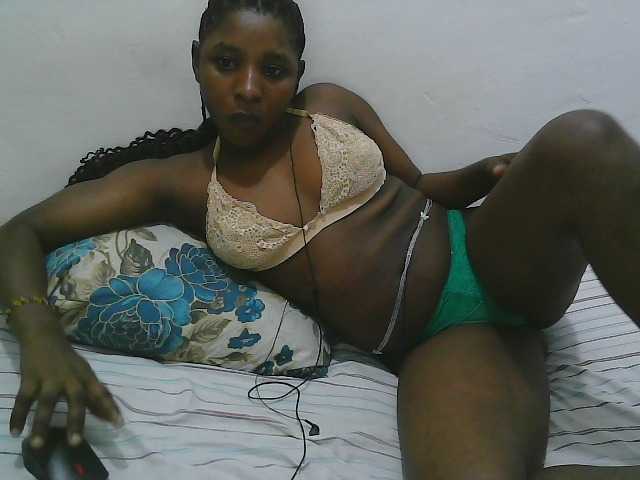 Hadijah live cam on BongaCams