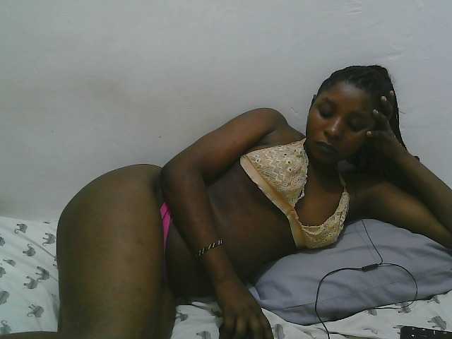 Hadijah webcam bongacams model stream image