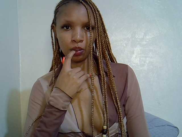 Luiza22 live cam on BongaCams