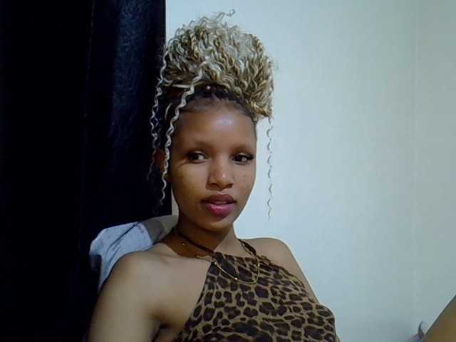 Luiza22 live cam on BongaCams