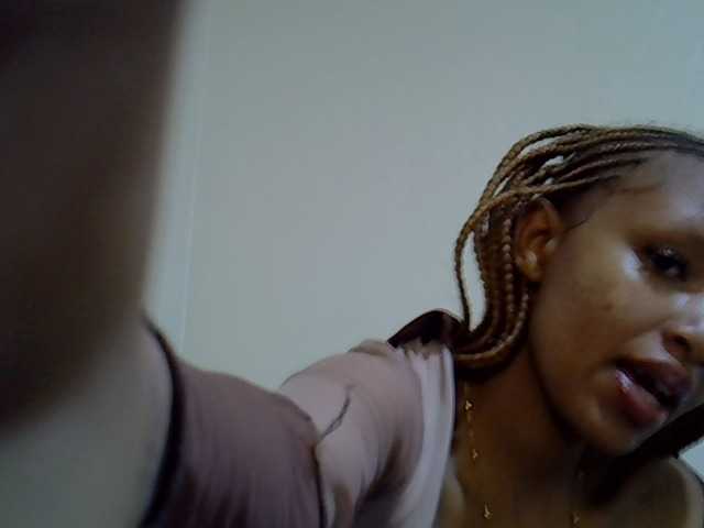 Luiza22 live cam on BongaCams