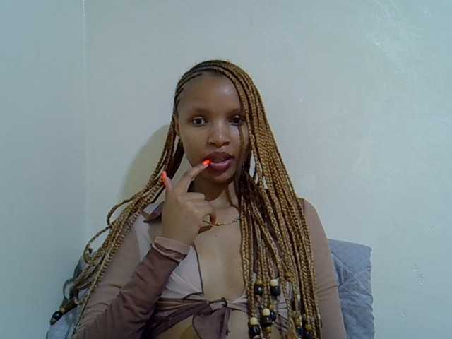 Luiza22 live cam on BongaCams