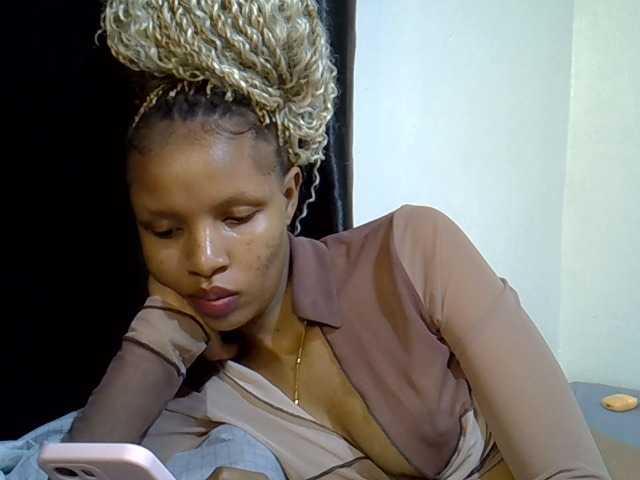 Luiza22 live cam on BongaCams