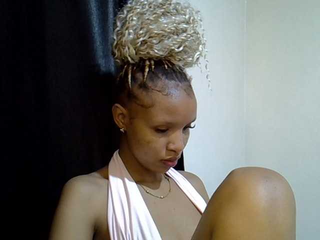 Luiza22 live cam on BongaCams