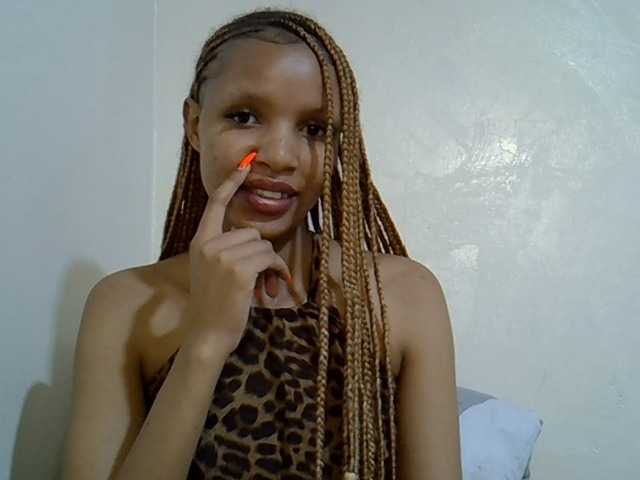 Chat with Luiza22 live cam