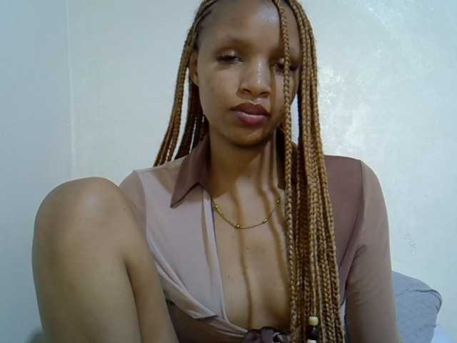 Luiza22 live cam on BongaCams