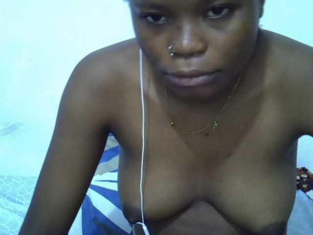 le modèle Daah est en webcam porno dans un show sur le site bongacams, il possède les tags suivants: Ebony,Brunette,Hairy