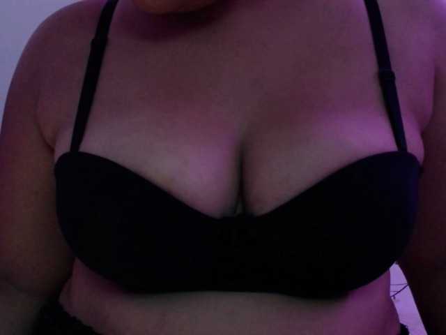 Angela1-1 live cam on BongaCams