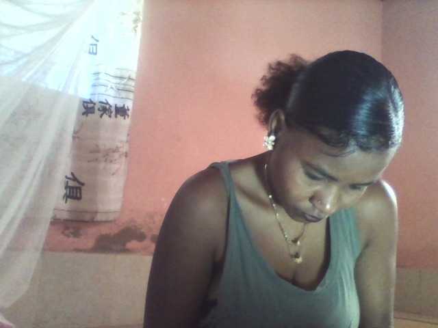 le modèle Alda26a est en webcam porno dans un show sur le site bongacams, il possède les tags suivants: Ebony,Brunette,Shaved