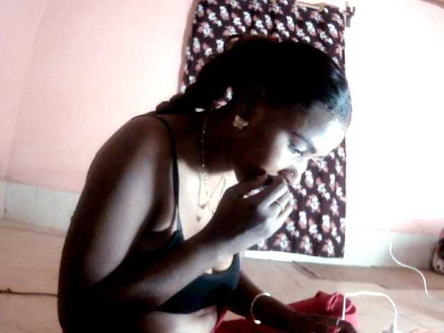 le modèle Alda26a est en webcam porno dans un show sur le site bongacams, il possède les tags suivants: Ebony,Brunette,Shaved