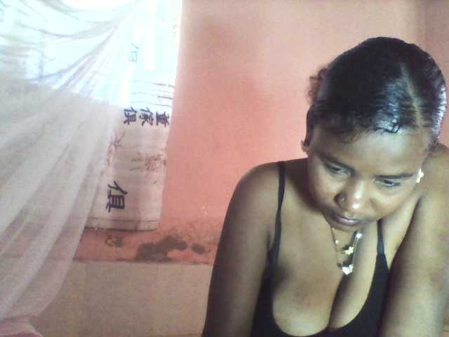le modèle Alda26a est en webcam porno dans un show sur le site bongacams, il possède les tags suivants: Ebony,Brunette,Shaved
