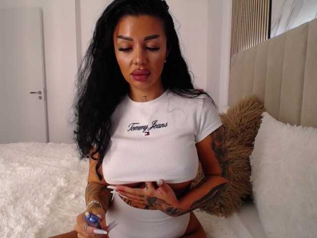 Jessebella live cam on BongaCams