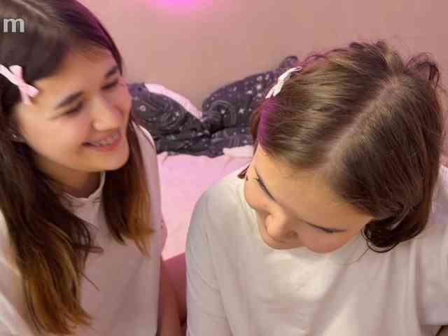 TwoLesbyBaby webcam