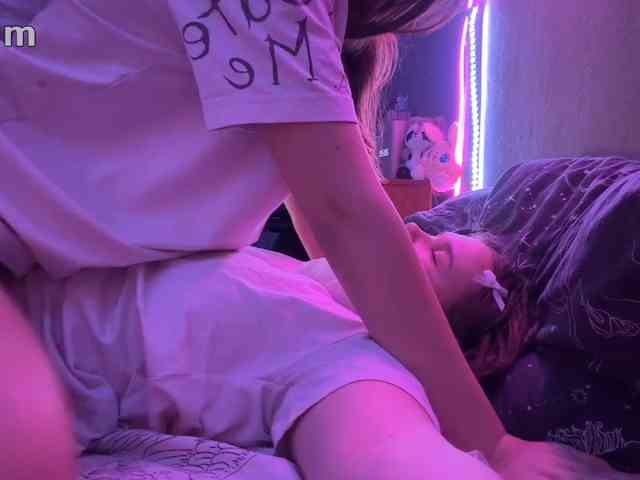 TwoLesbyBaby webcam