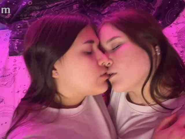 TwoLesbyBaby's Sexcam