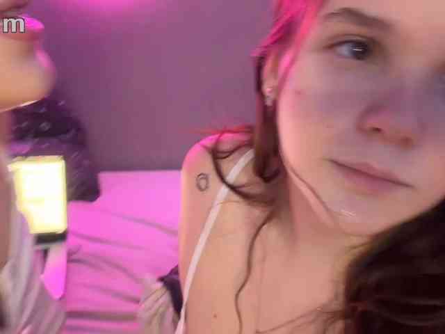 TwoLesbyBaby webcam