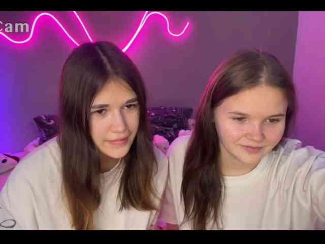 TwoLesbyBaby webcam