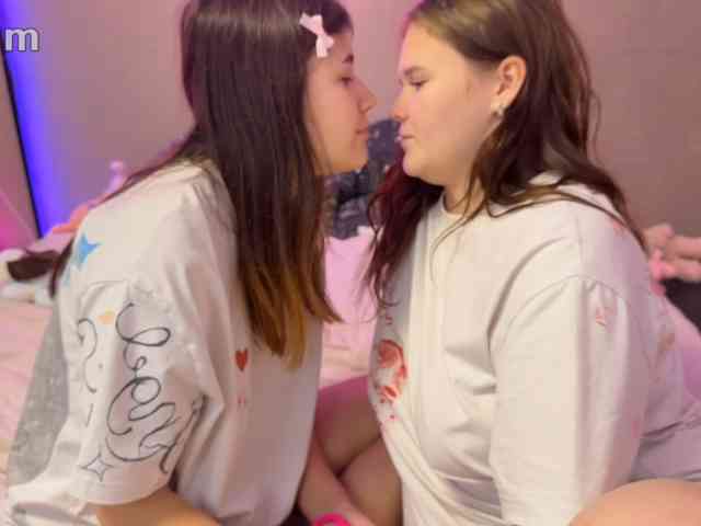 TwoLesbyBaby webcam
