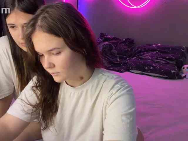 TwoLesbyBaby webcam