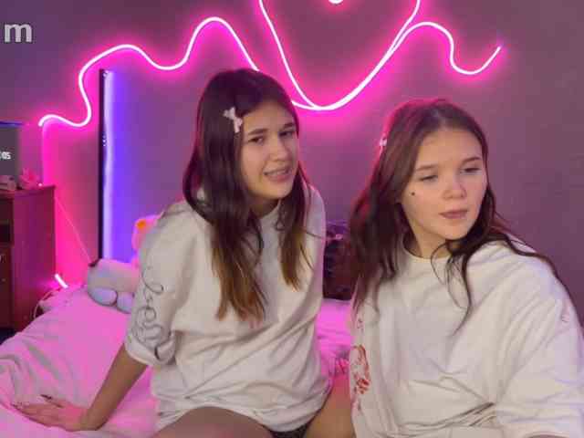 TwoLesbyBaby webcam