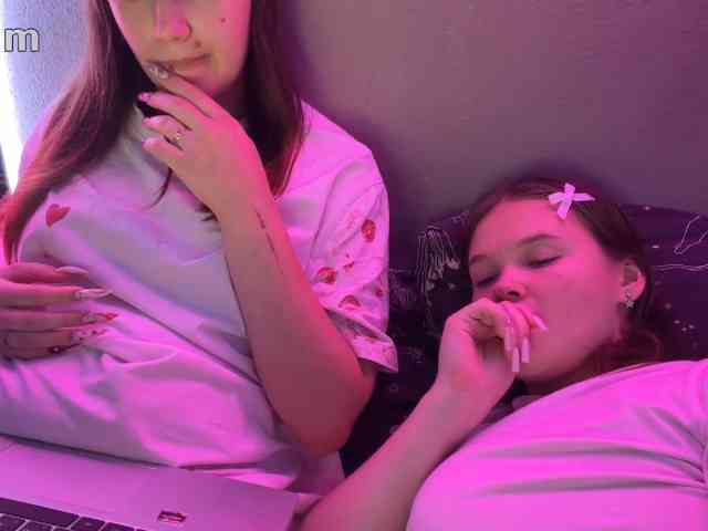 TwoLesbyBaby webcam