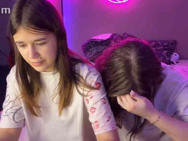 TwoLesbyBaby webcam