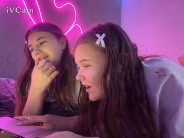 TwoLesbyBaby webcam