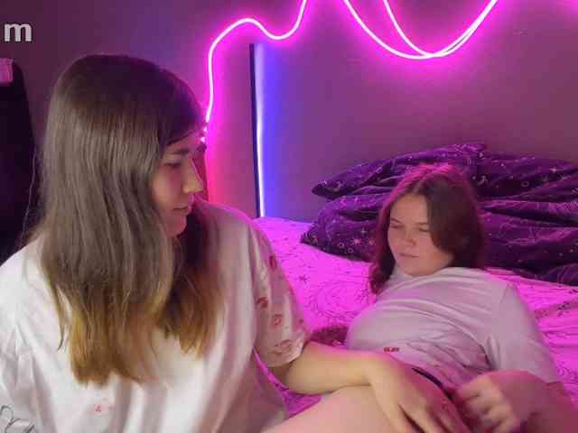 TwoLesbyBaby webcam