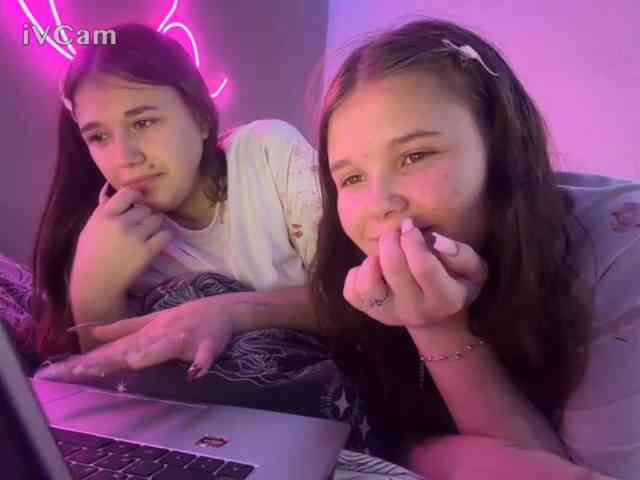 TwoLesbyBaby webcam